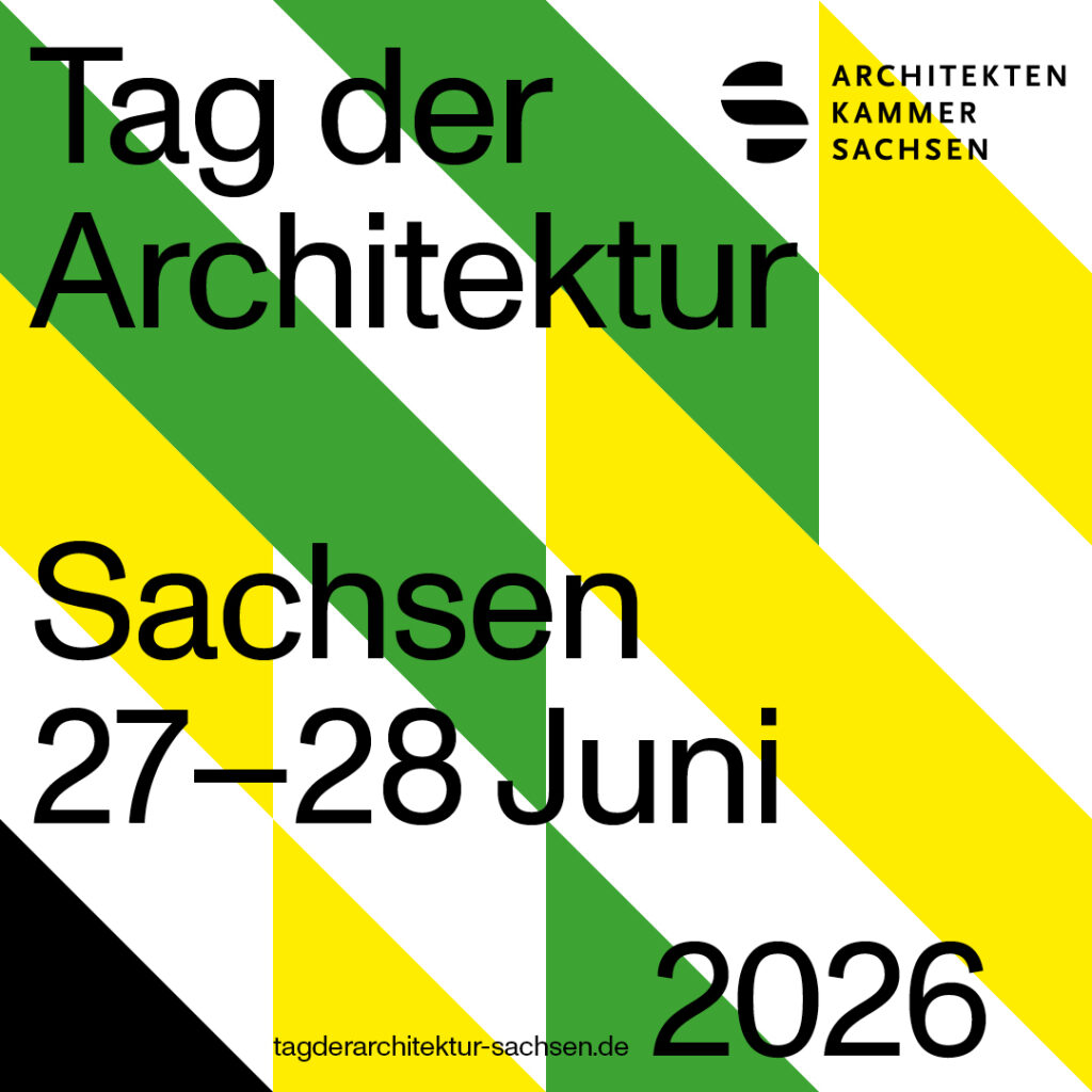 Das Plakat zeigt den Tag der Architektur Sachsen am 27. und 28. Juni 2026 mit dem Logo der Architektenkammer Sachsen auf grün-gelbem Hintergrund.